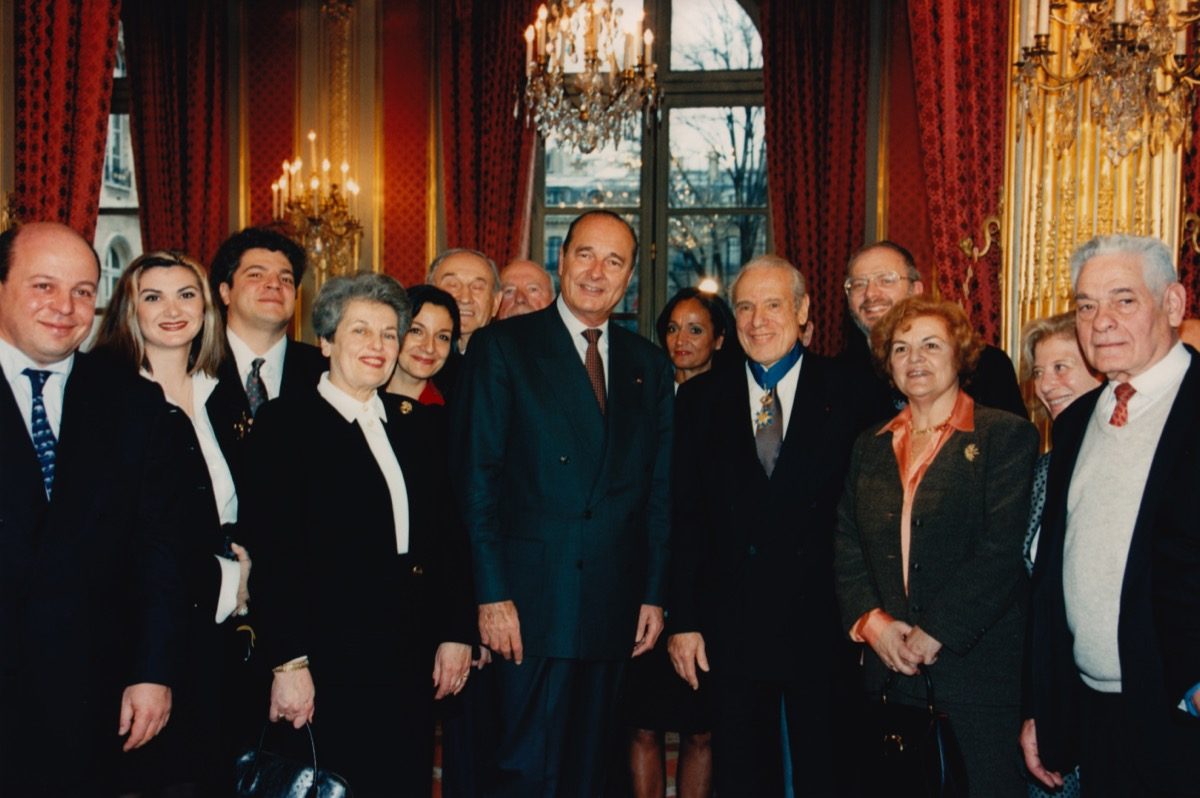 Jean Kahn et ses siens entourant le Président Jacques Chirac lors de la remise des insignes de commandeur dans l’Ordre national du Mérite à l’Elysée en 1997